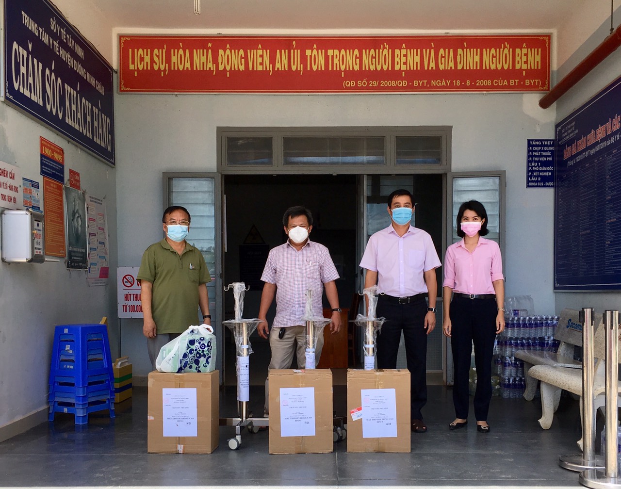 Trung tâm y tế Dương Minh Châu tiếp nhận 3 máy oxy dòng cao